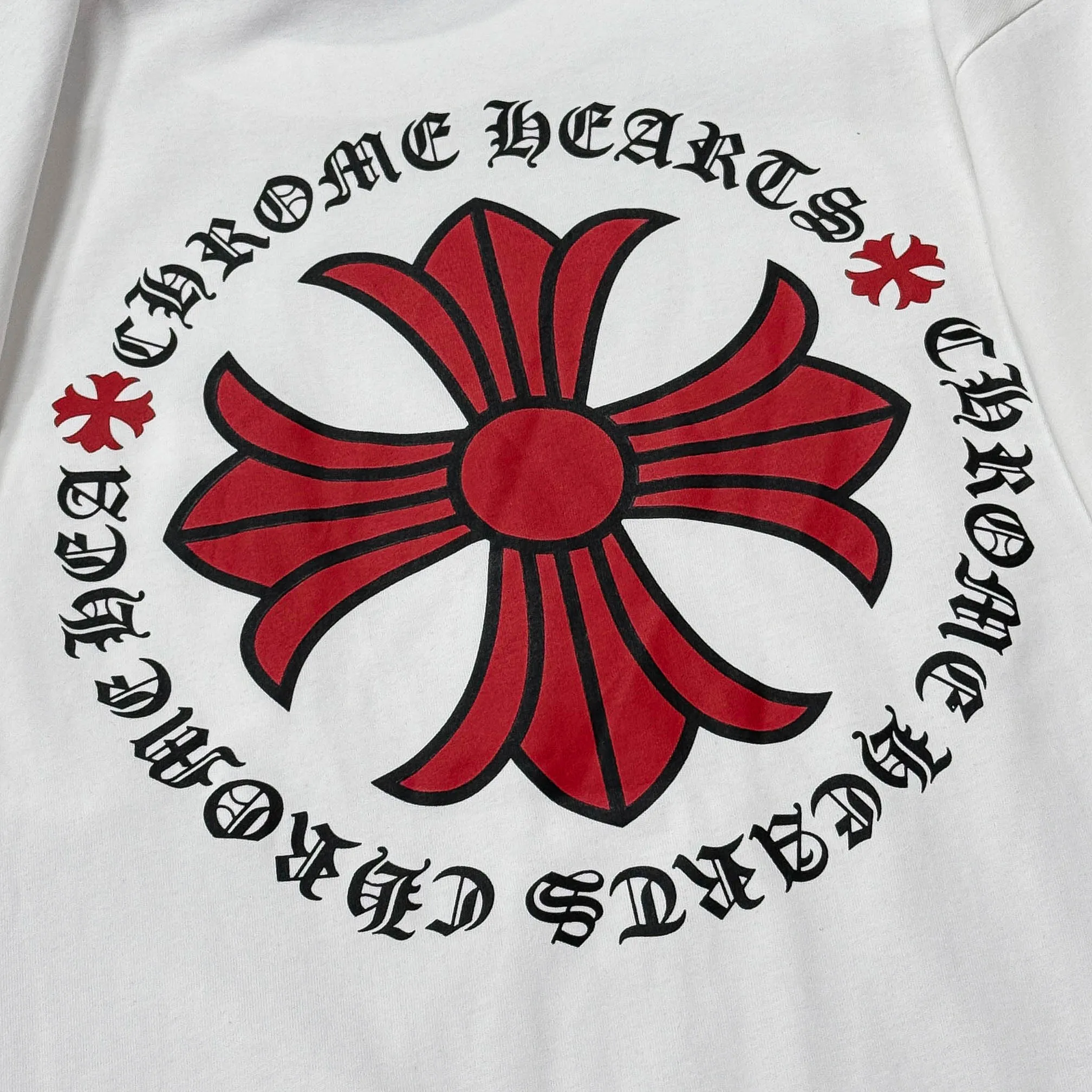 P170 Chrome Hearts 25 high-end versions. The fabric is made of 300 grams of high-density pure cotton. It does not deform or shrink. It has three labels. It is the same style for men and women. Technology: suede foaming + digital printing. Color: white, black. SIZE: S-XL.